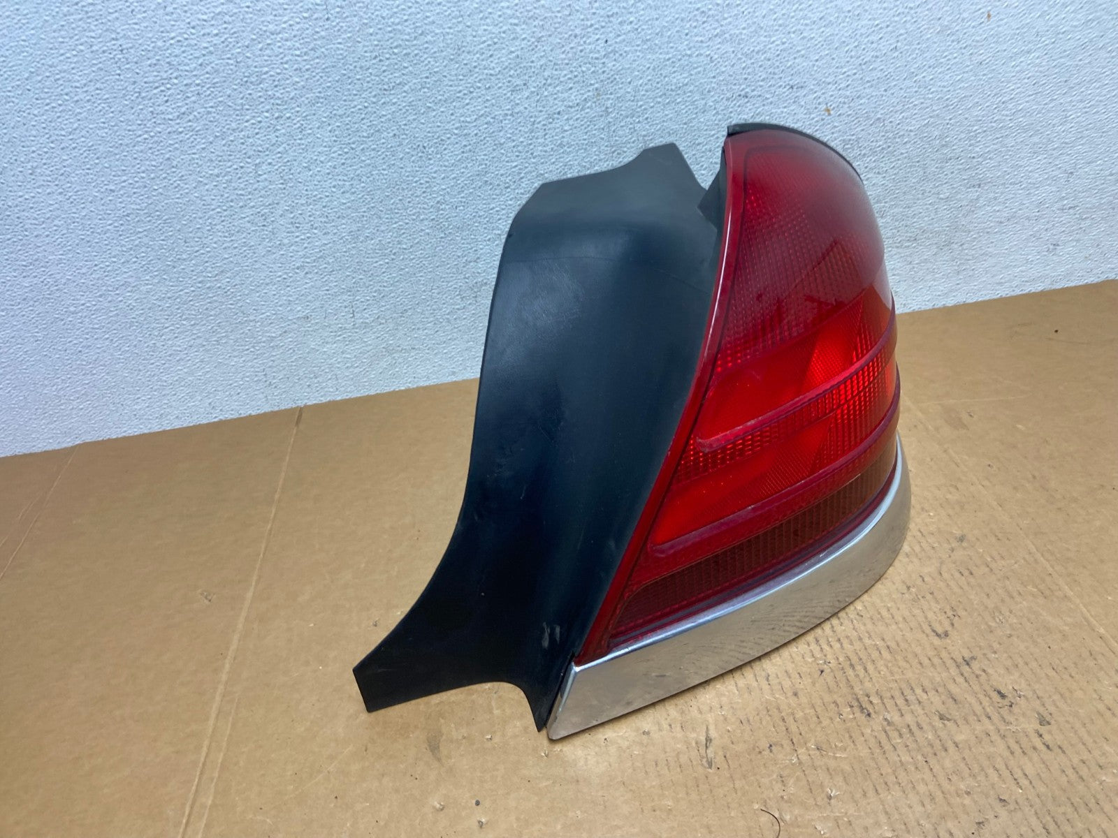 1998-2003 Ford Crown Victoria Right Passenger Rh Side Tail Light AE0576 LK2
