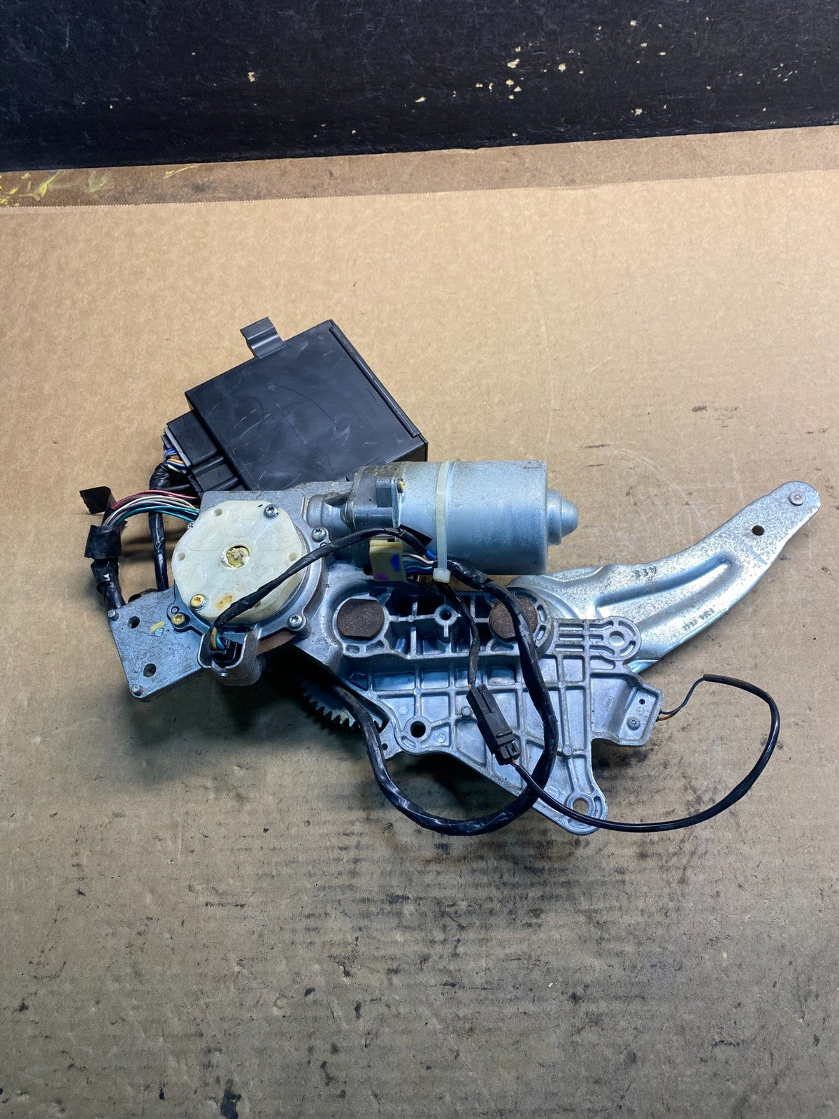 2008-2017 GMC Acadia Enclave Tailgate Back Door Rear Wiper Motor Wiper AA1732 DG0