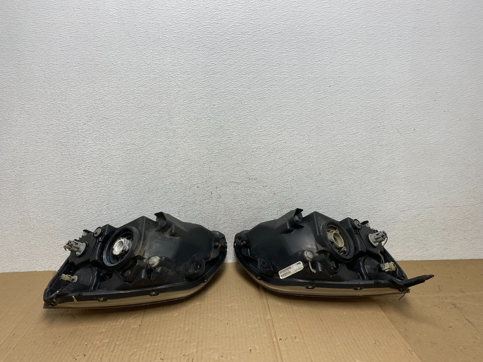 2004 - 2009 Mitsubishi Galant Left+Right Headlights Halogen Aftermarke AE8969 DW10
