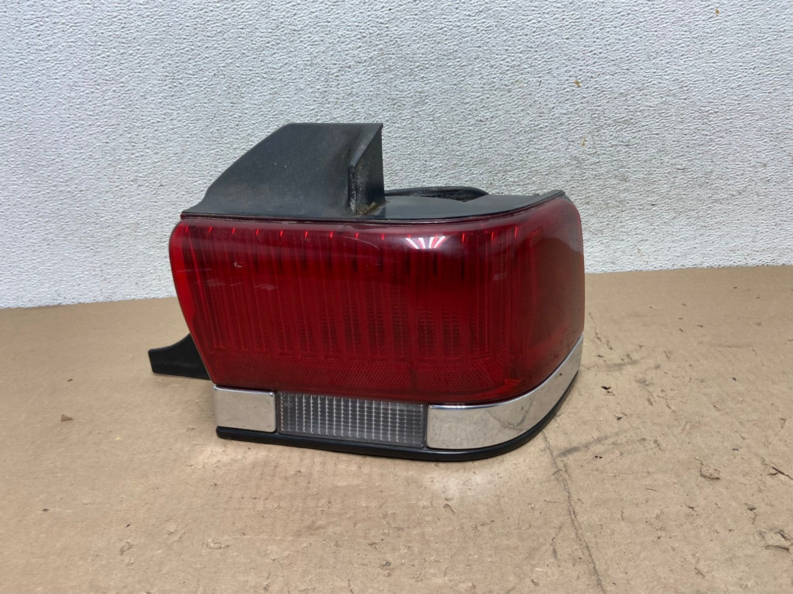 1990 to 1993 Lincoln Continental Right Passenger RH Side Tail Light AG5581 LK0