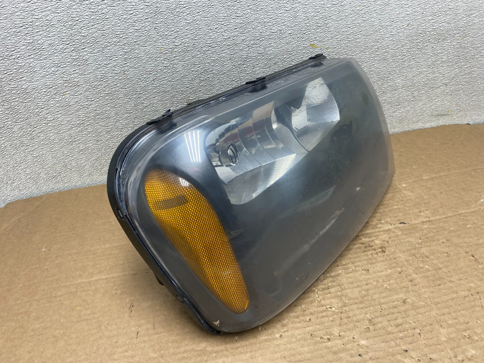 2006 2009 Chevrolet Trailblazer Right Headlight Flush Half Grille Bar Z2670 DW2