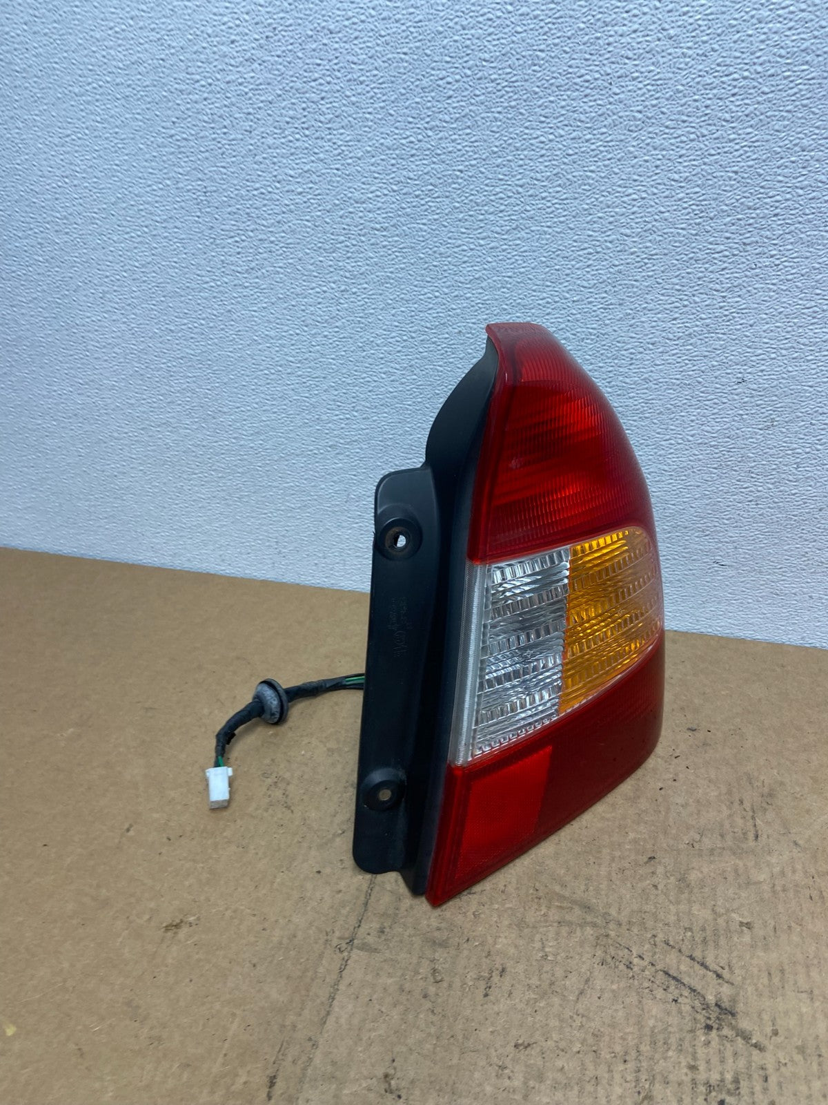 2000-2002 Hyundai Accent Sedan Right Passenger RH Tail Light OEM AC3199 DW2