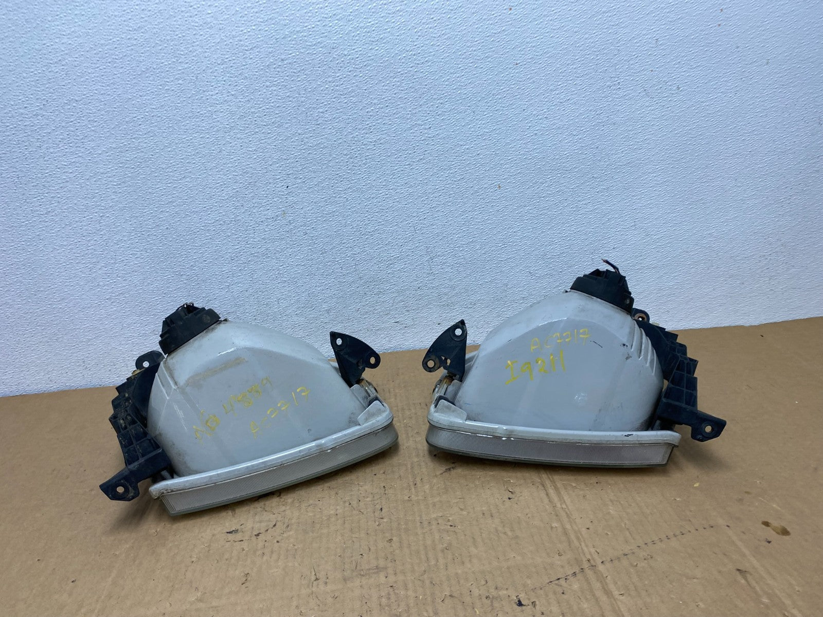 2001-2004 Toyota Sequoia Left+Right Side Halogen Headlights AC7717 DW8