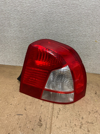 2001 Kia Spectra Right Passenger Side Tail Light AA7116 DG0