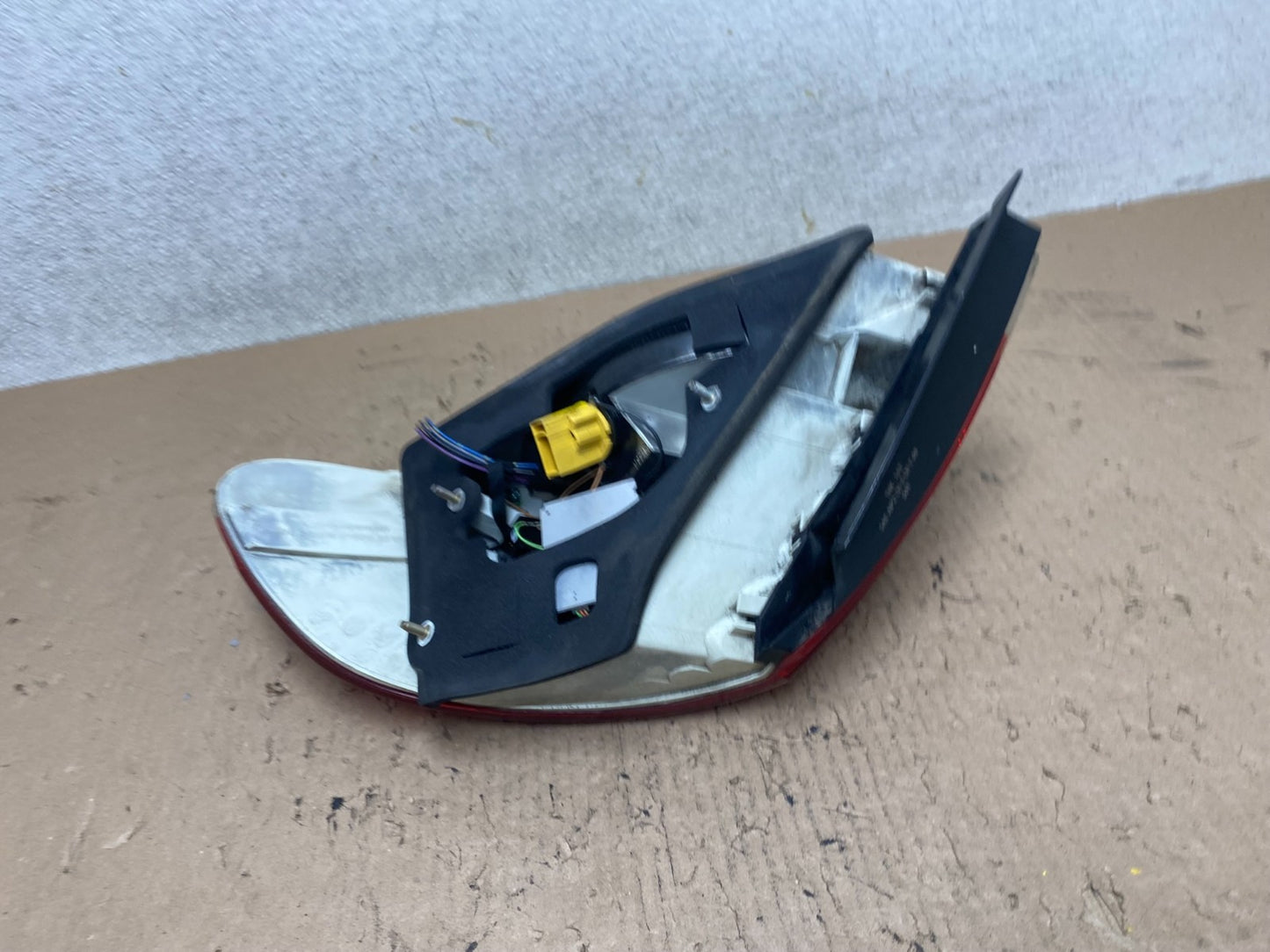 2002 to 2005 BMW 7-Series 745i 760i Left Driver LH Side Tail Light Oem R6712 DW4