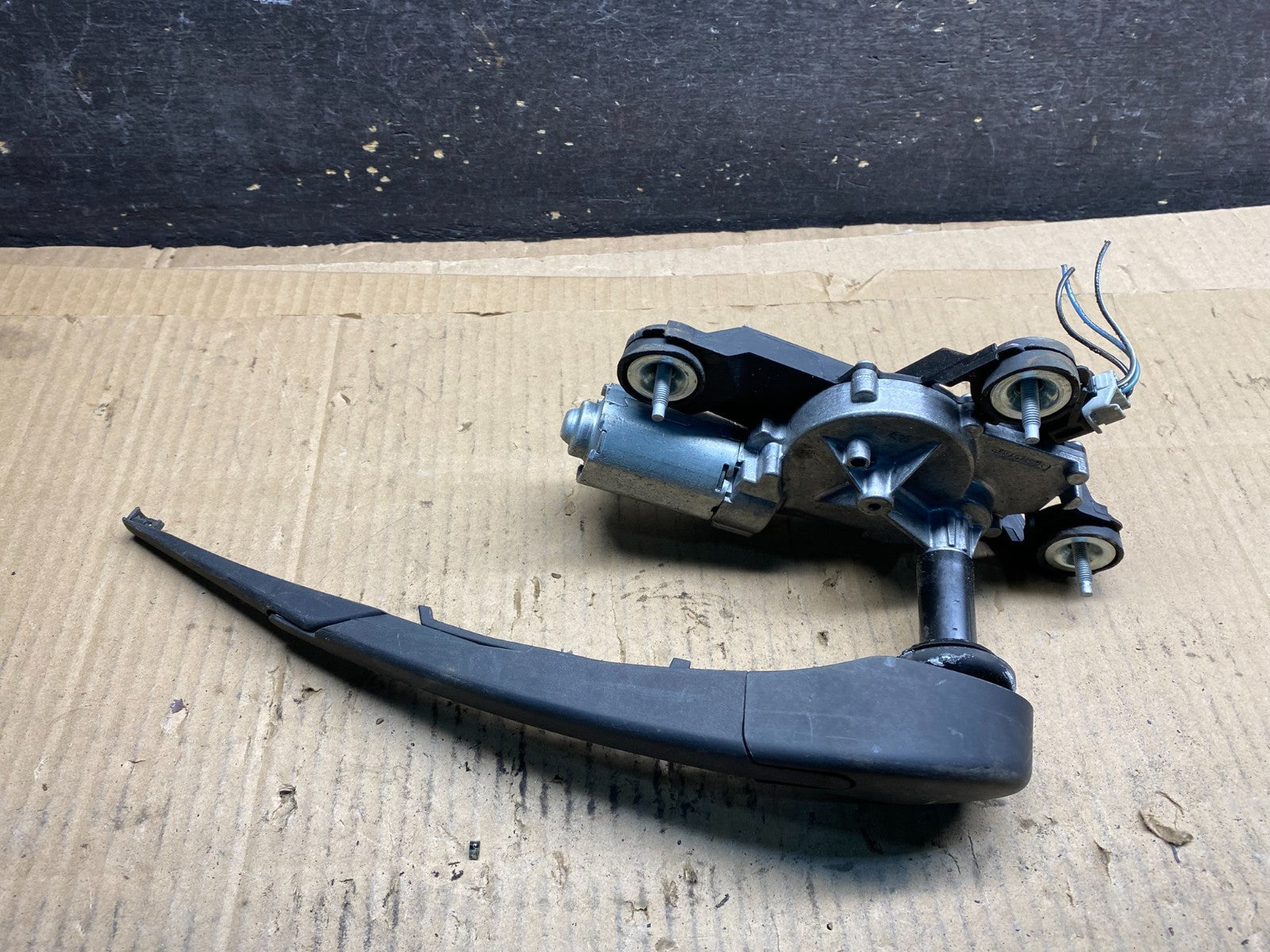 2012 to 2014 Ford Focus Rear Windshield Wiper Motor OEM BV61-17K441-AA y1368 dg0