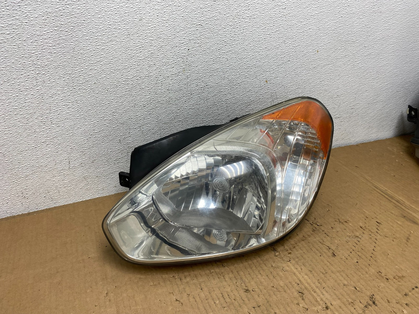 2006 to 2011 Hyundai Accent Sedan Left Driver LH Halogen Headlight AD1083 DW2