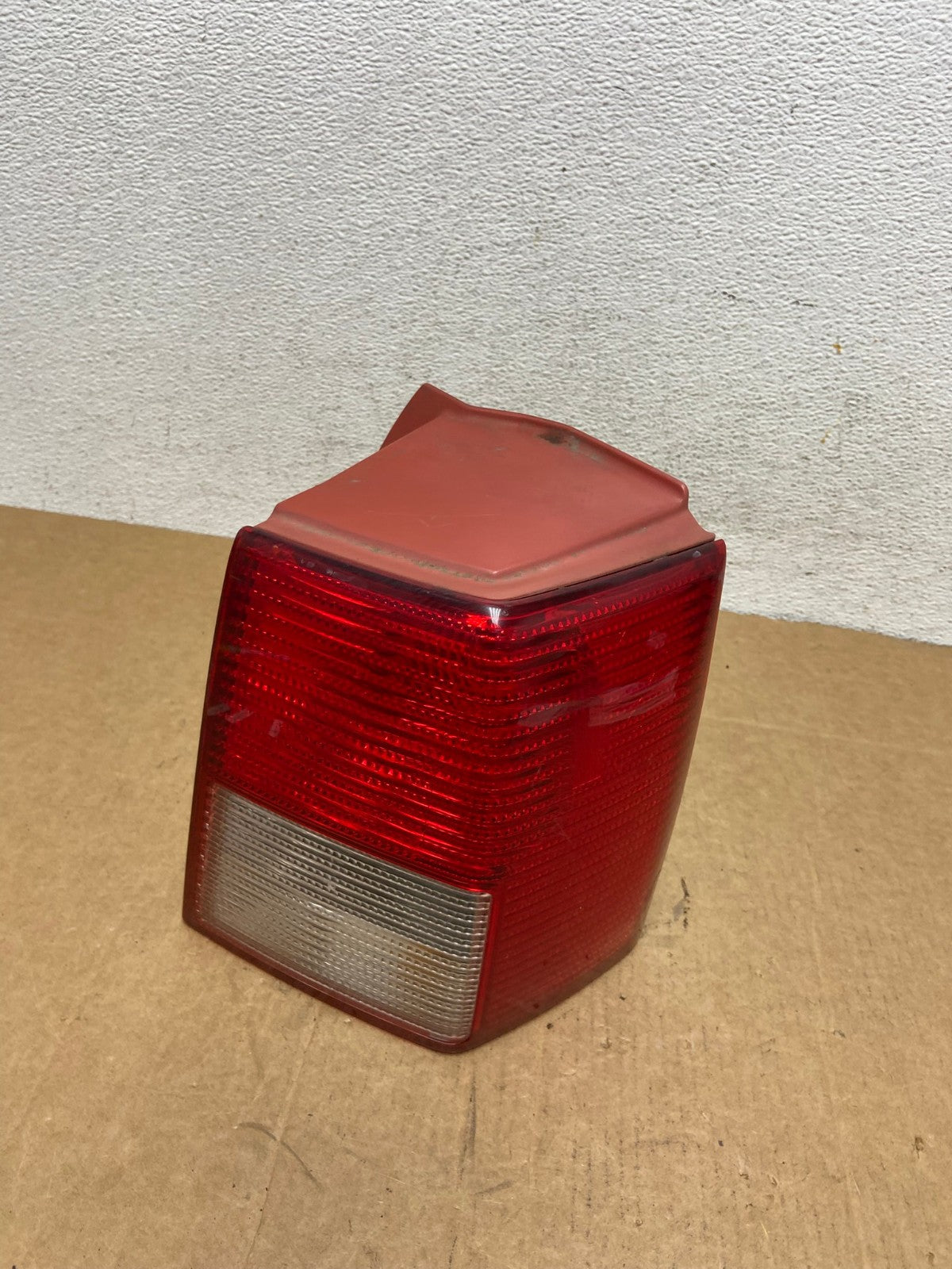 2004-2005 Mitsubishi Endeavor Right Passenger Rh Tail Light AD5993 LK0