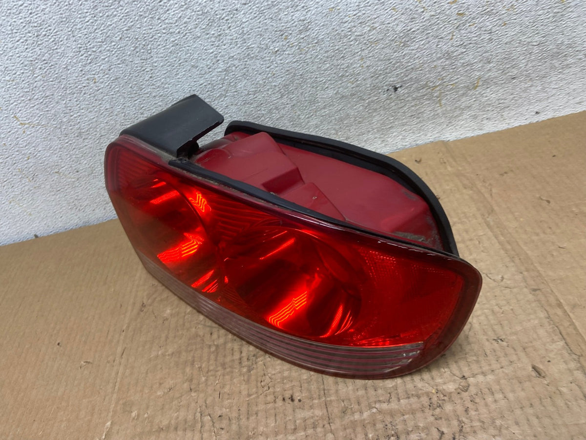 2002 - 2005 Hyundai Sonata Right Passenger RH Side Tail Light AI6846 LK1