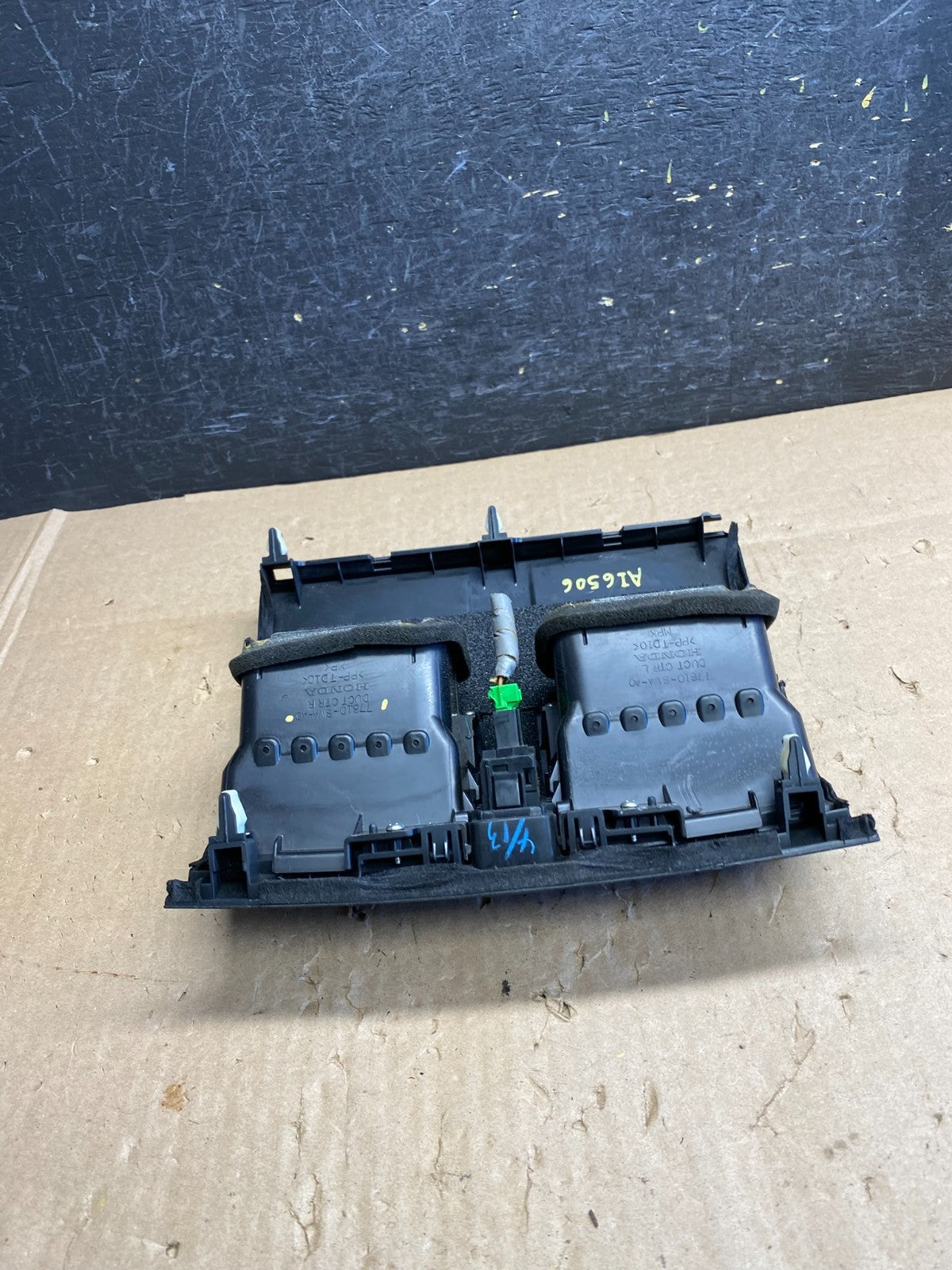 2007 to 2011 Honda CRV CR-V Front Center Panel Clock Air Vent AI6506 DW3