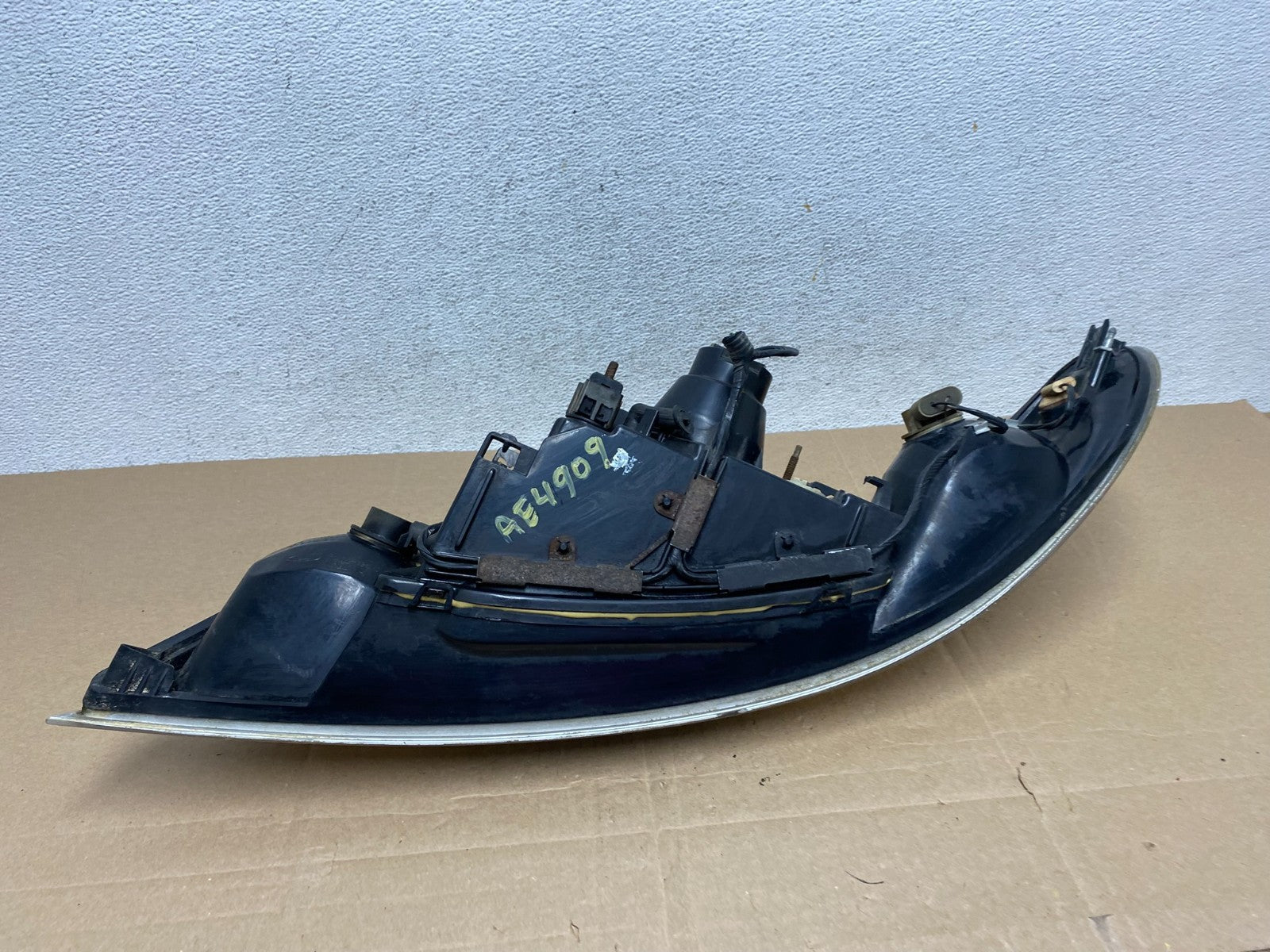 1999 to 2002 Lincoln Continental Right Passenger Rh Side Headlight AE4909 DW7
