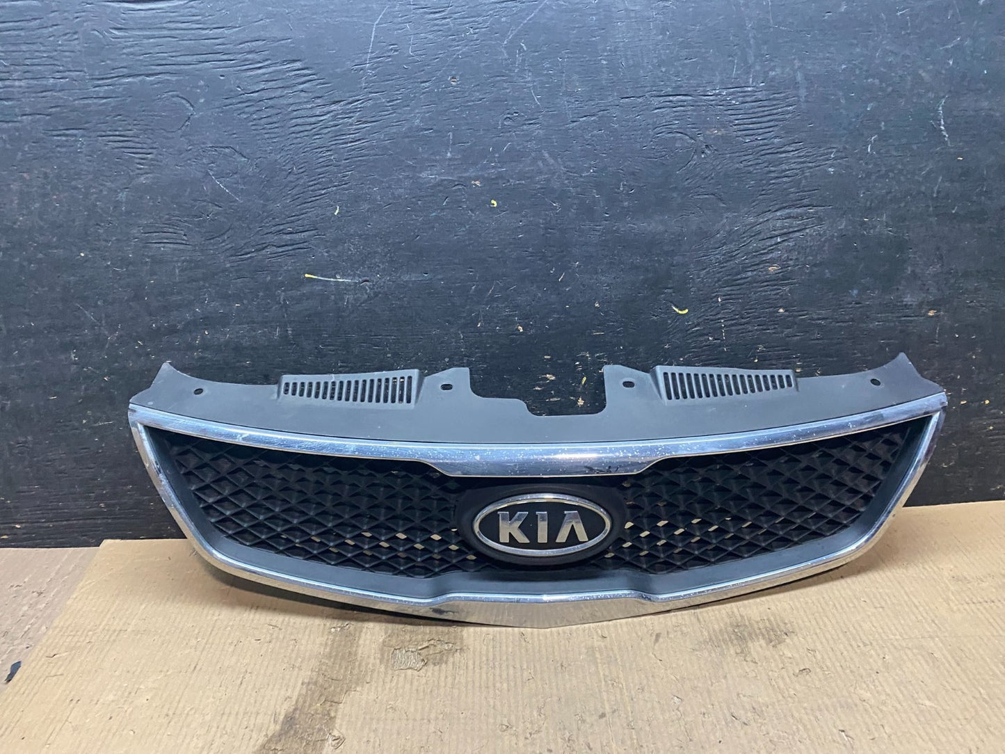 2010 to 2012 Kia Forte Front Upper Bumper Grill Grille X3567 DG0