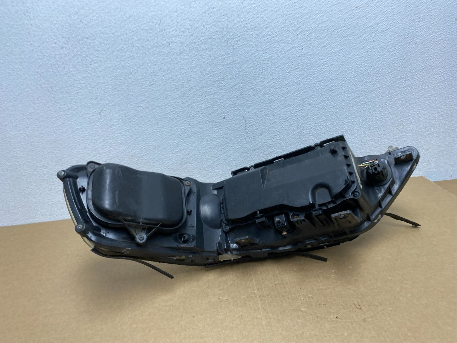 2005 to 2011 Lincoln Town Car Right Passenger Rh Side Headlight AB9980 DW5