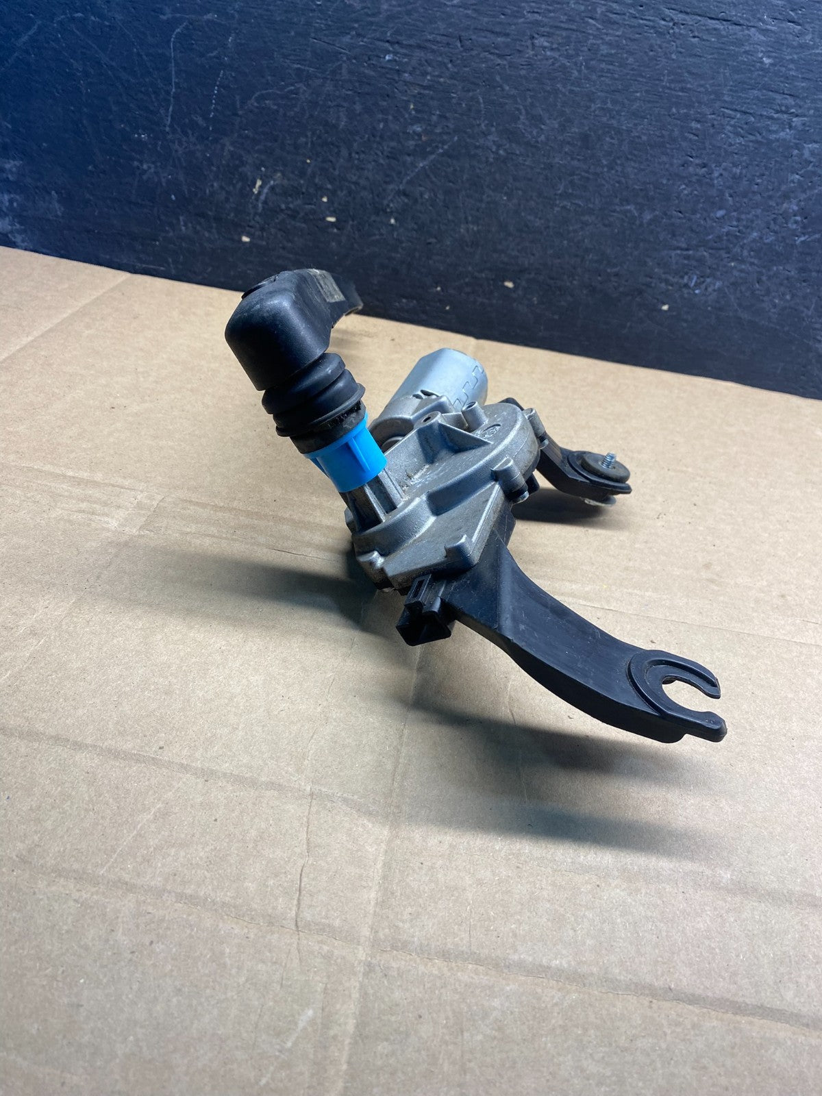 2013 - 2017 Hyundai Santa Fe Rear Glass Windshield Wiper Motor AE8229 DG4