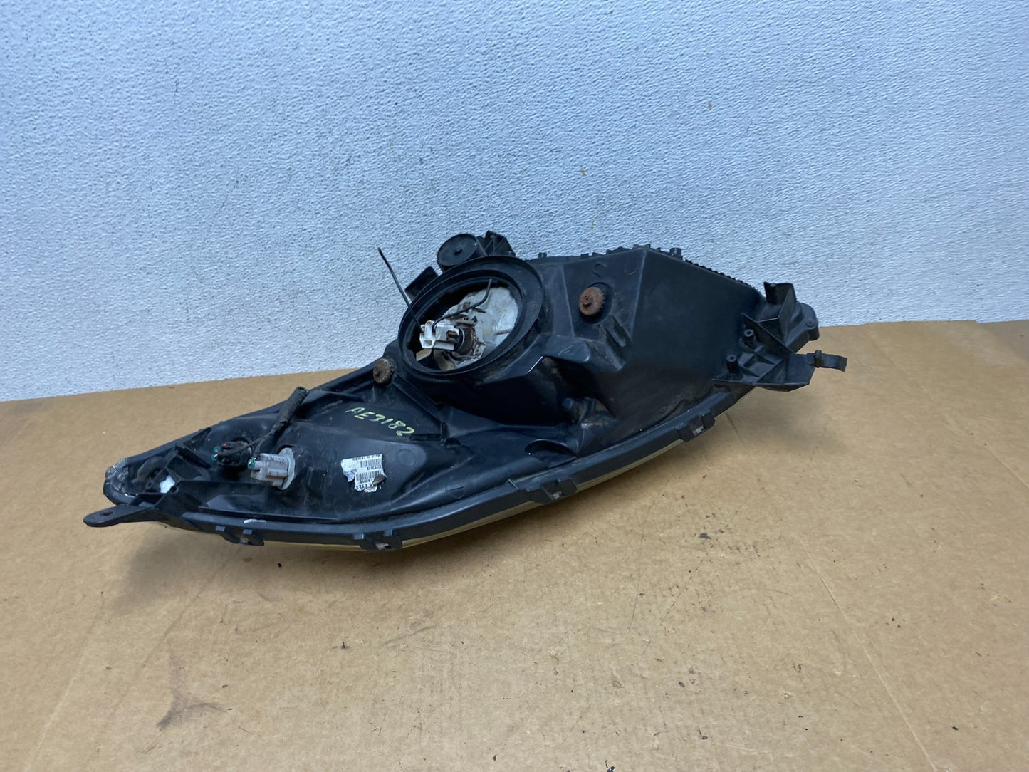 2004-2005 Toyota Prius Right Passenger RH Halogen Headlight AE3182 DW5