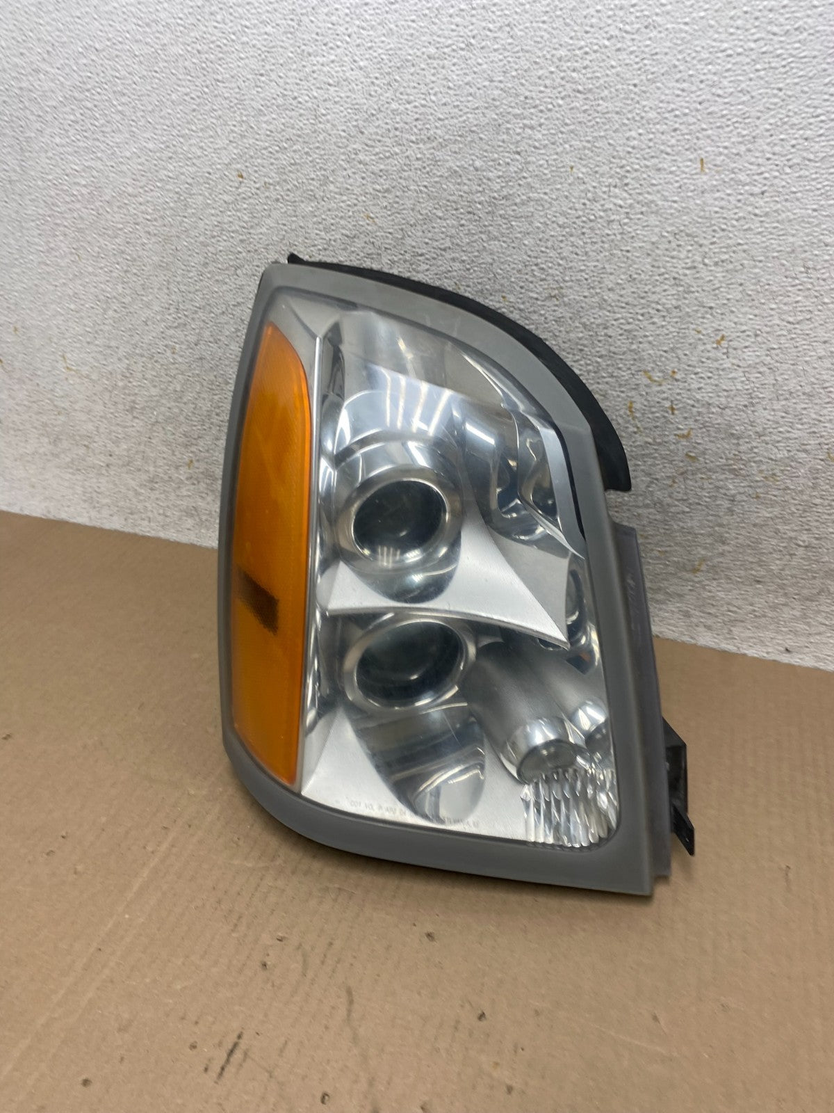 2004 to 2009 Cadillac SRX Right Passenger Side Halogen Headlight AJ2405 DW0