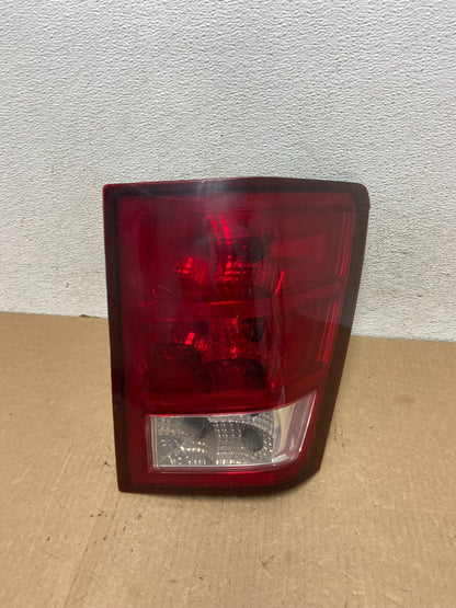 2005 - 2006 Jeep Grand Cherokee Right Passenger Rh Side Tail Light AF9649 DW0