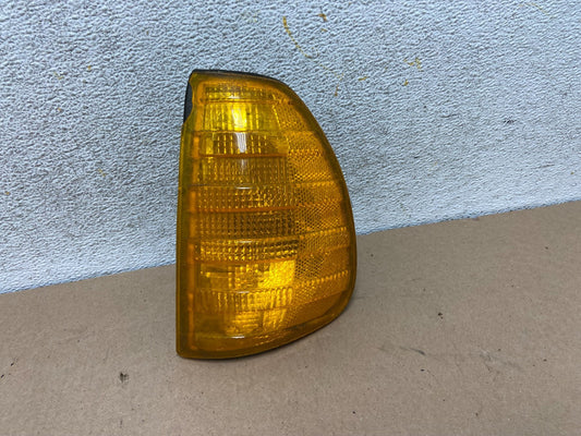 1977-1985 Mercedes Benz W123 240D Front Left Corner Turn Signal Light AH0907 DG0