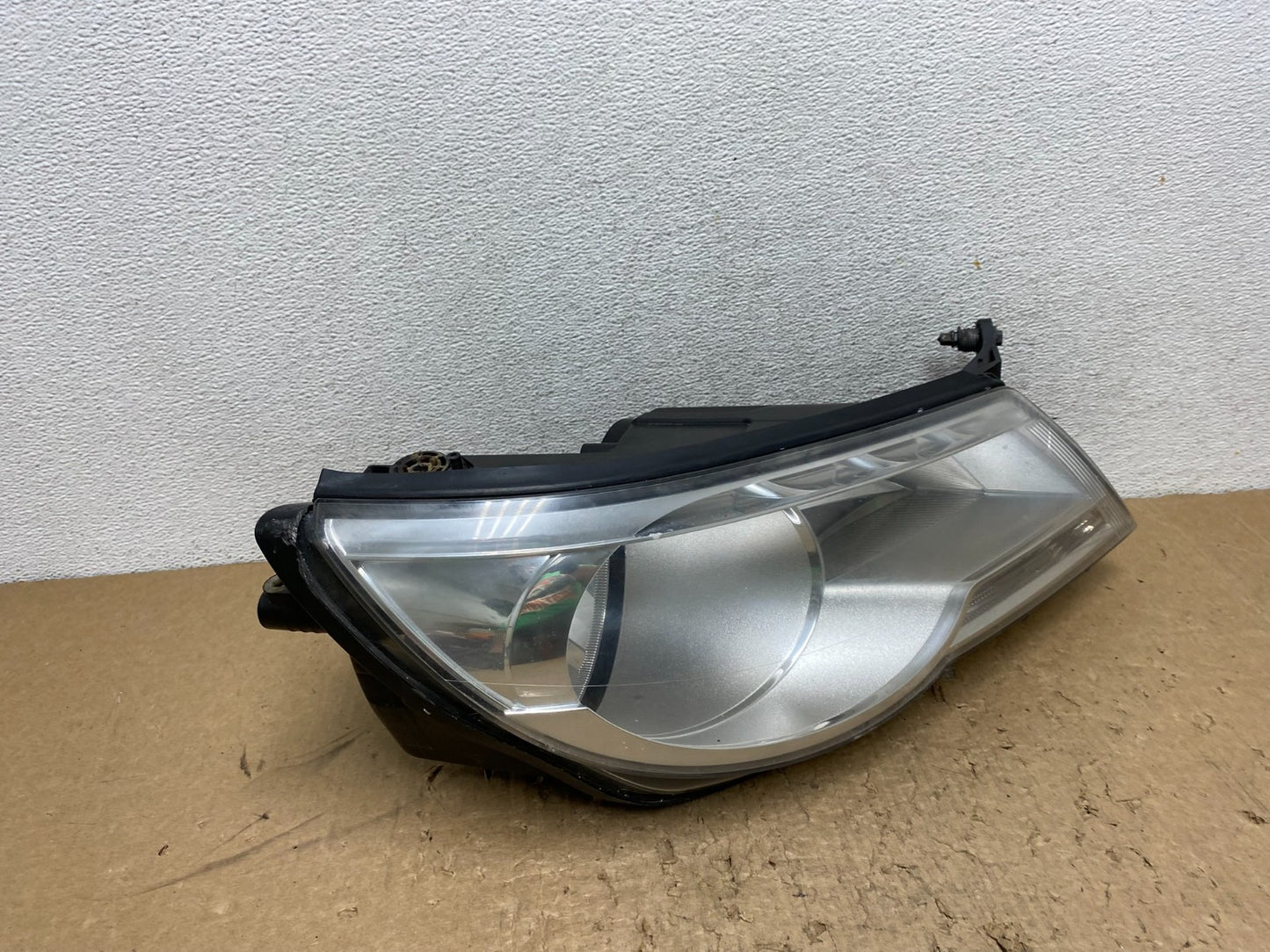 2009 to 2011 Volkswagen Tiguan Right Passenger Halogen Headlight AG1443 DW2
