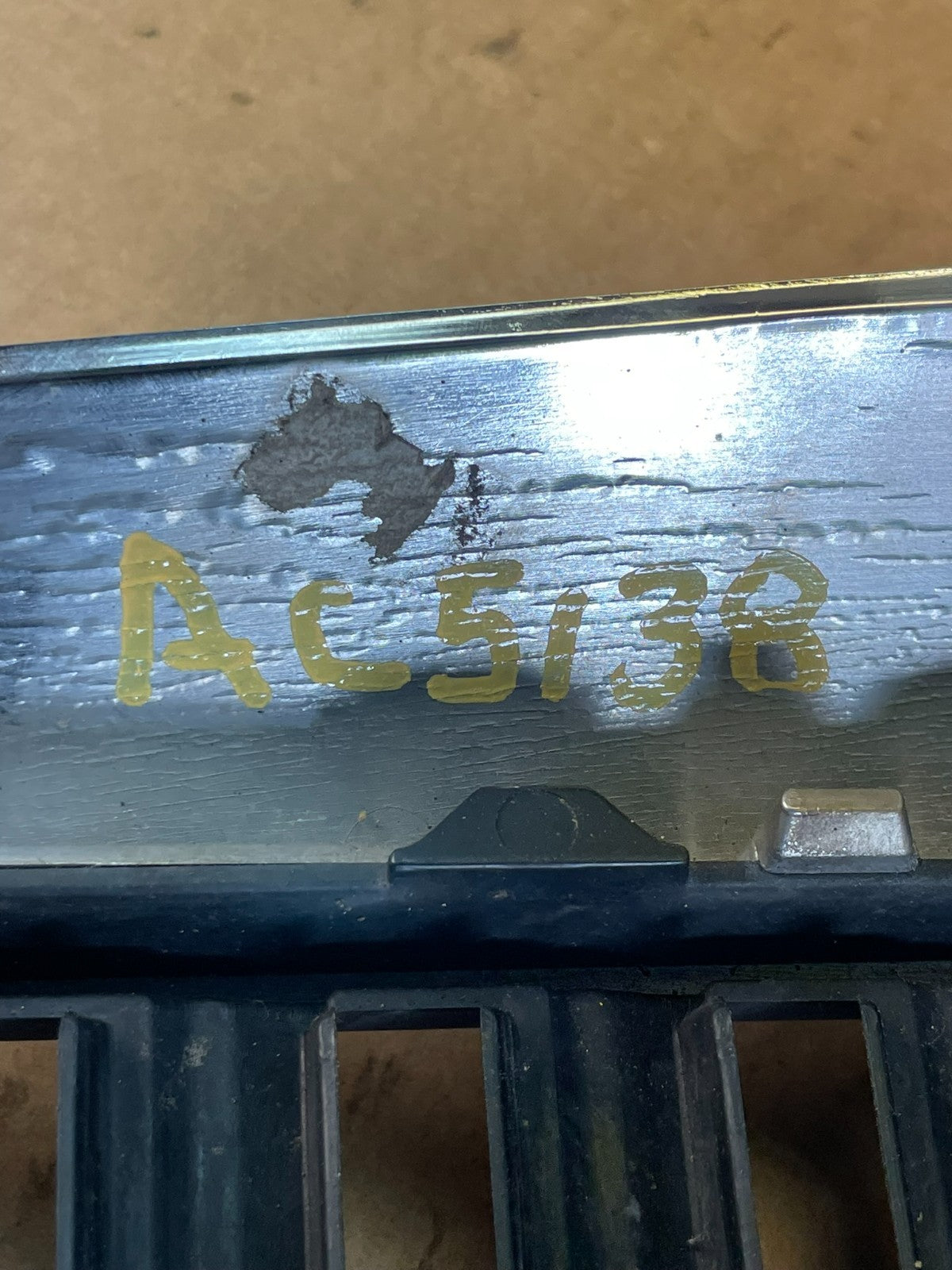 2000 to 2002 Lincoln LS Front Hood Bumper Grill Grille W/Emblem ac5138 DG7