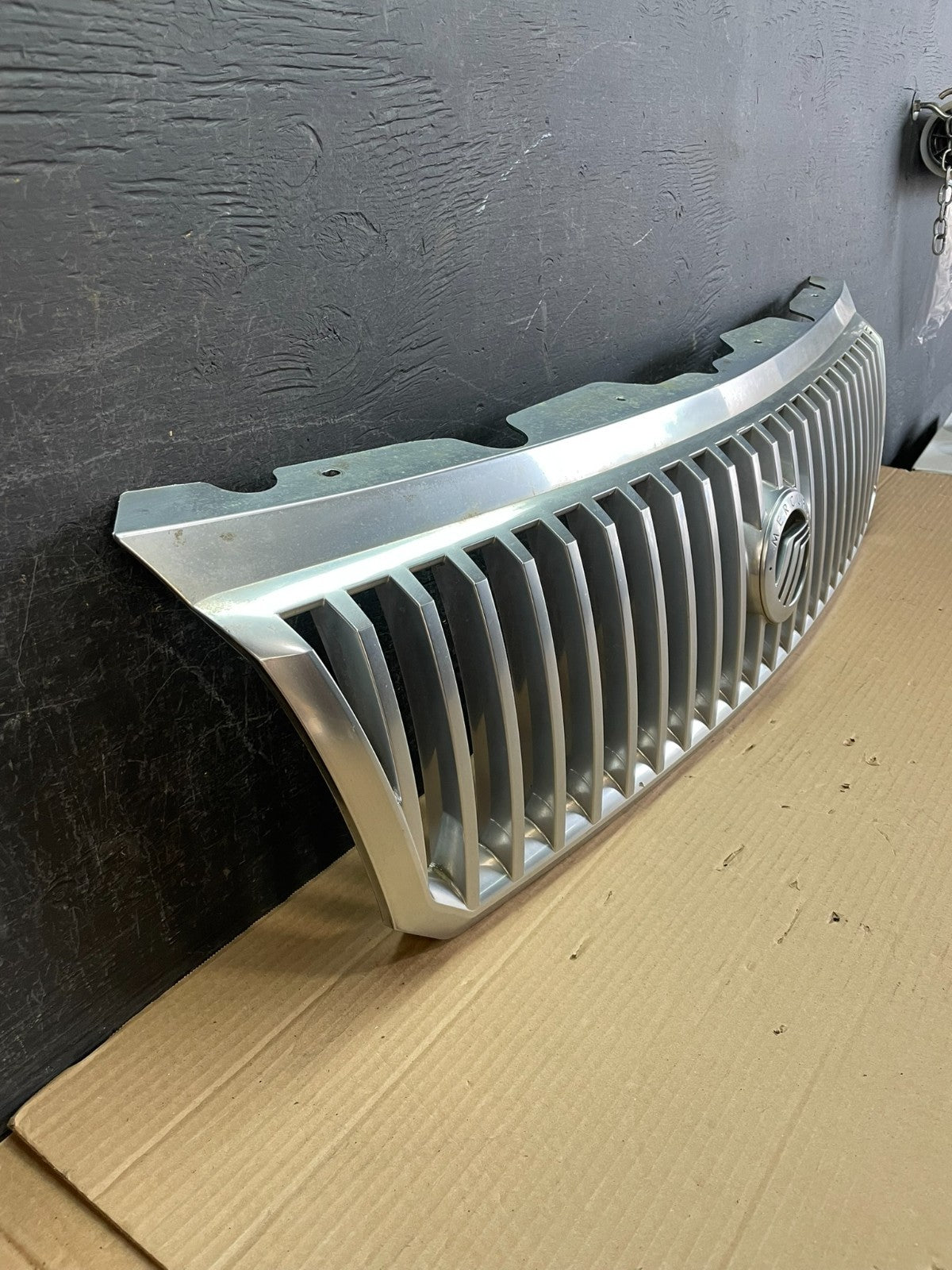 2002 to 2005 Mercury Mountaineer Front Upper Grill Grille AE8724 DG2