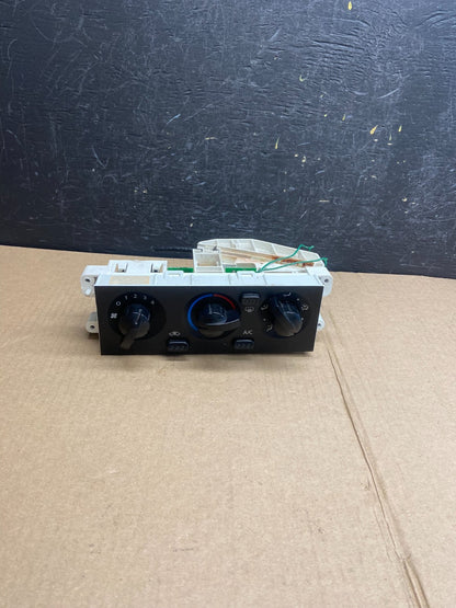 2001-2004 Nissan Xterra Heater A/C Climate Temperature Control AE43550