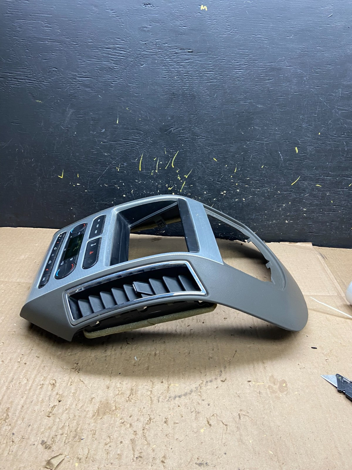 2007 - 2010 Ford Edge Heater Climate Control Radio Control Dash Bezel Y7806 DG3