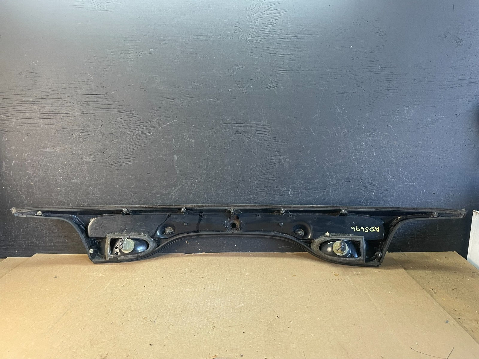 2000 to 2002 Ford Taurus Trunk Rear Center Lid Tail Light Panel AD5696 DW4