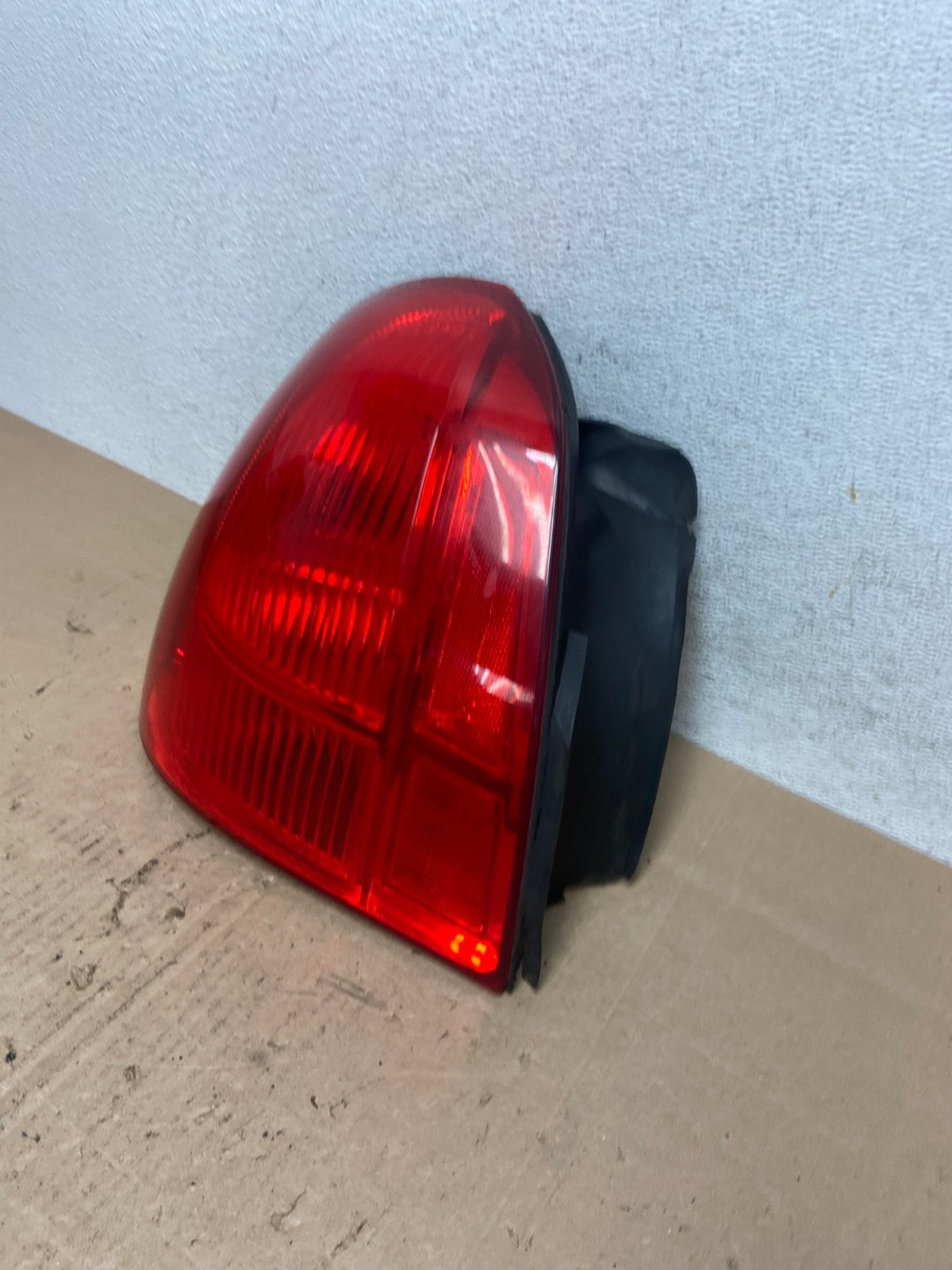 2003 to 2011 Lincoln Town Car Left Driver Lh Side Tail Light AE6111 LK1