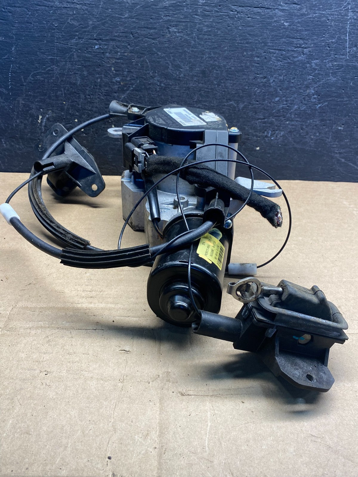 2015-2021 Kia Sedona Entourage Rear Glass Windshield Wiper Motor AE8232 DG3