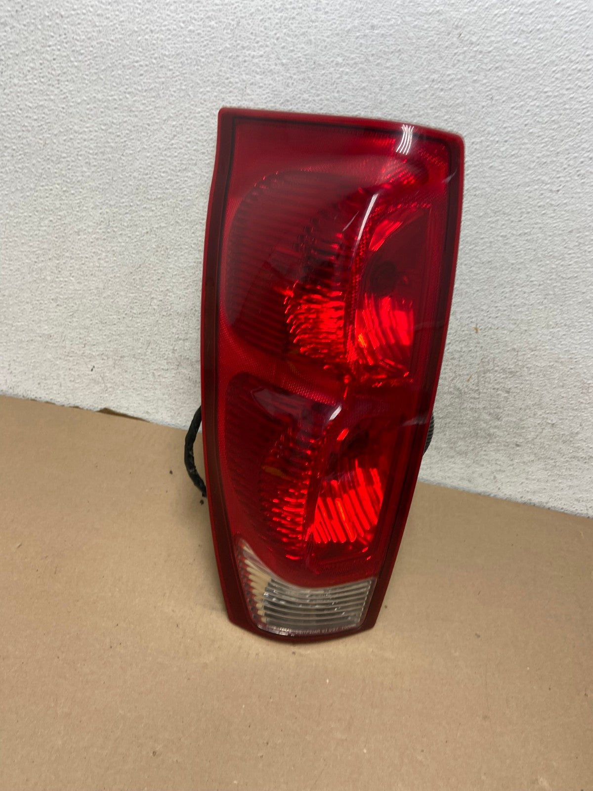 2002 to 2006 Chevrolet Avalanche Left Driver LH Tail Light AG3309 LK0