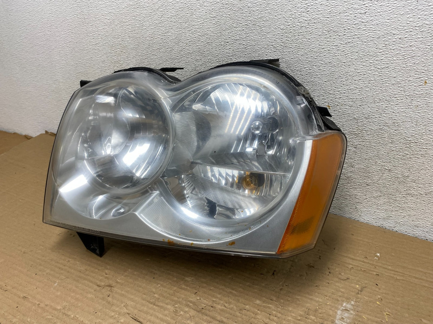2005-2007 Jeep Grand Cherokee Left Driver LH Halogen Headlight AG9122 DW2