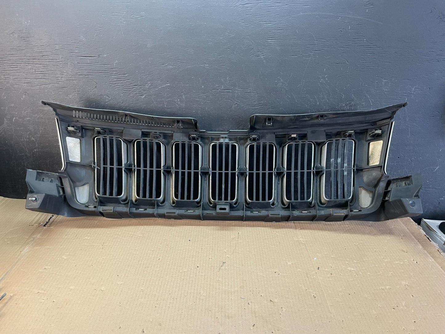 2011 to 2013 Jeep Grand Cherokee Front Upper Grill Grille AE3613 DG3