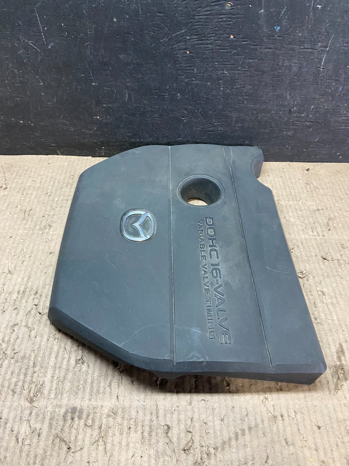 2004 to 2008 Mazda 3 DOHC 16 VALVE Engine Shield Top Cover i7900 Oem DG13