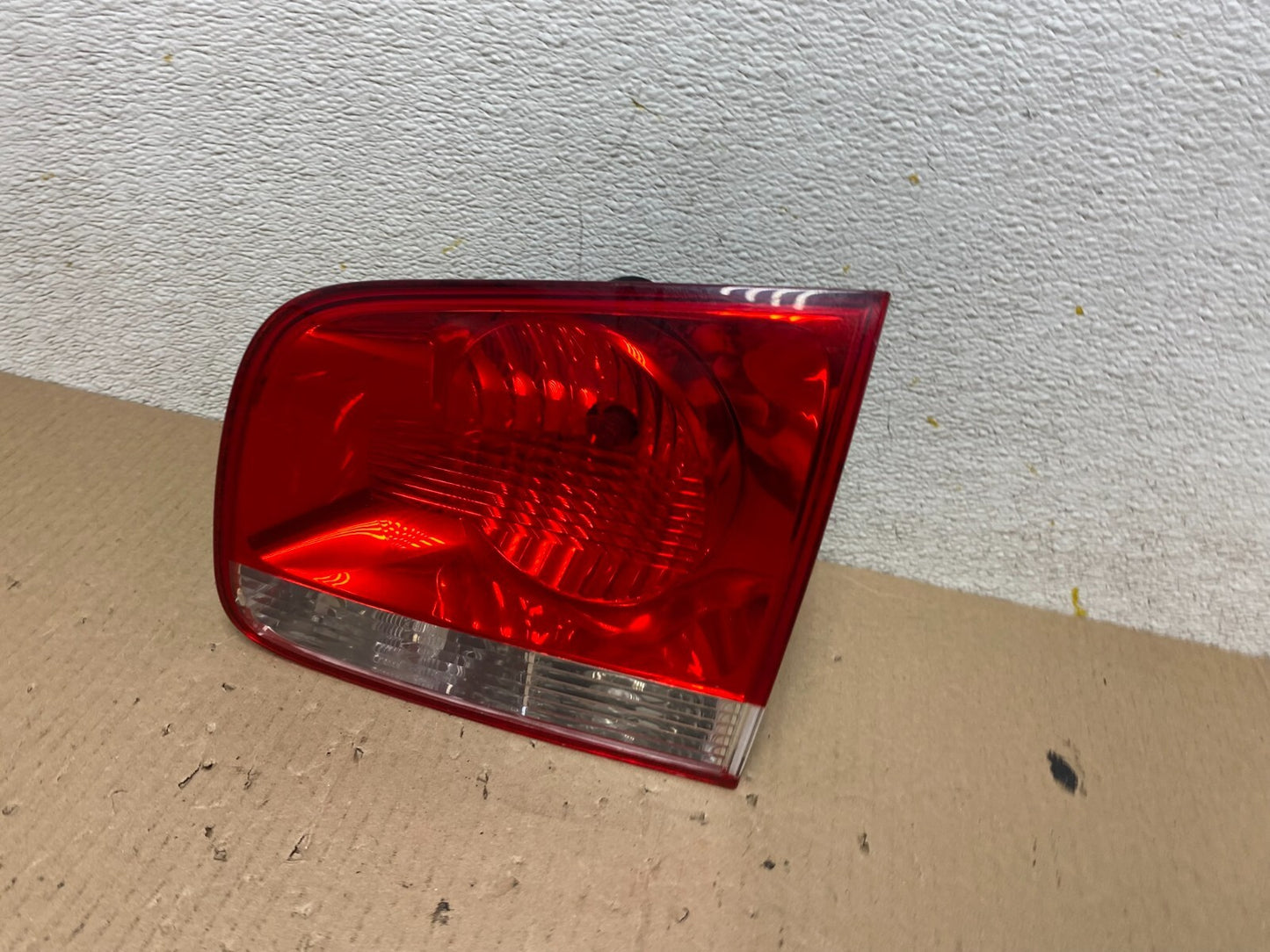 2004-2007 Volkswagen Touareg Right Passenger Rh Side Inner Tail Light M87751