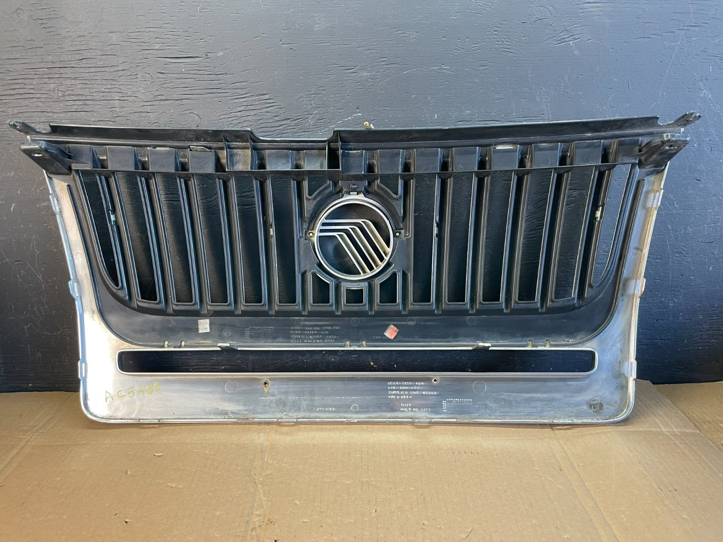 2008-2011 Mercury Mariner Front Upper Grill Grille Emblem ac5455 DG3