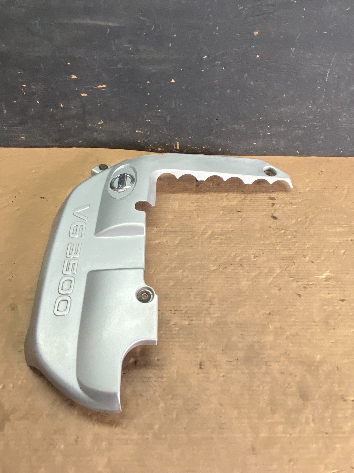 2001 to 2004 Nissan Pathfinder Engine Cover Ornament O8190 DG3