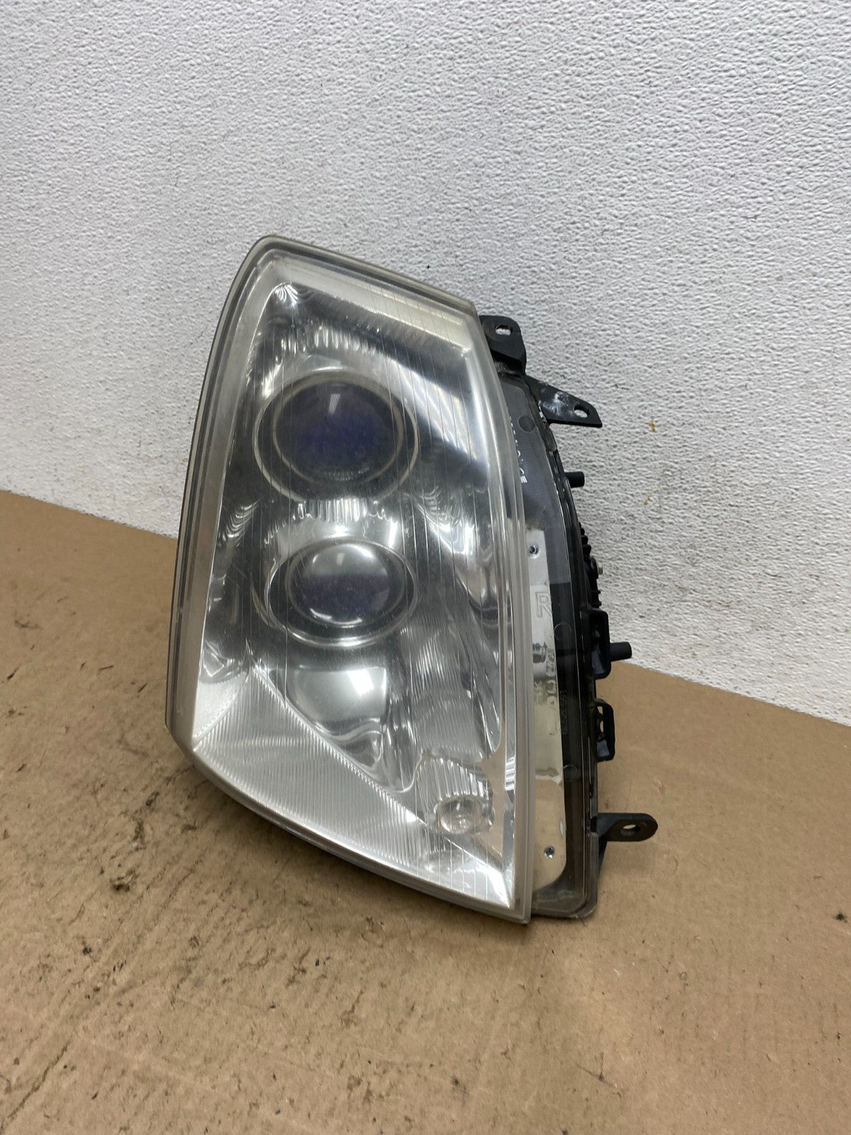 2005 - 2011 Cadillac STS Right Passenger RH Side Xenon Headlight AE6610 DW0