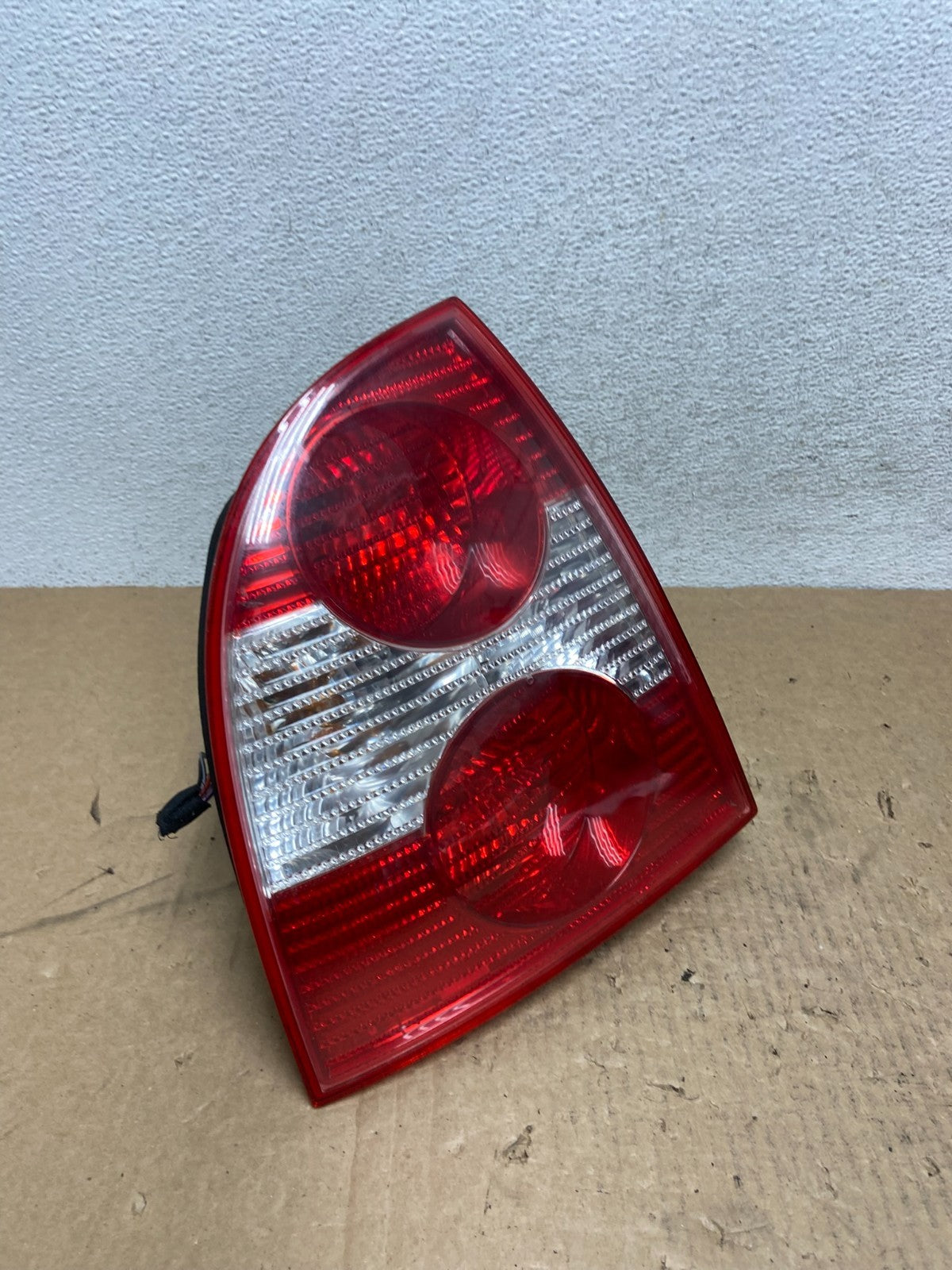 2001 to 2005 Volkswagen Left Driver LH Side Tail Light AG05682