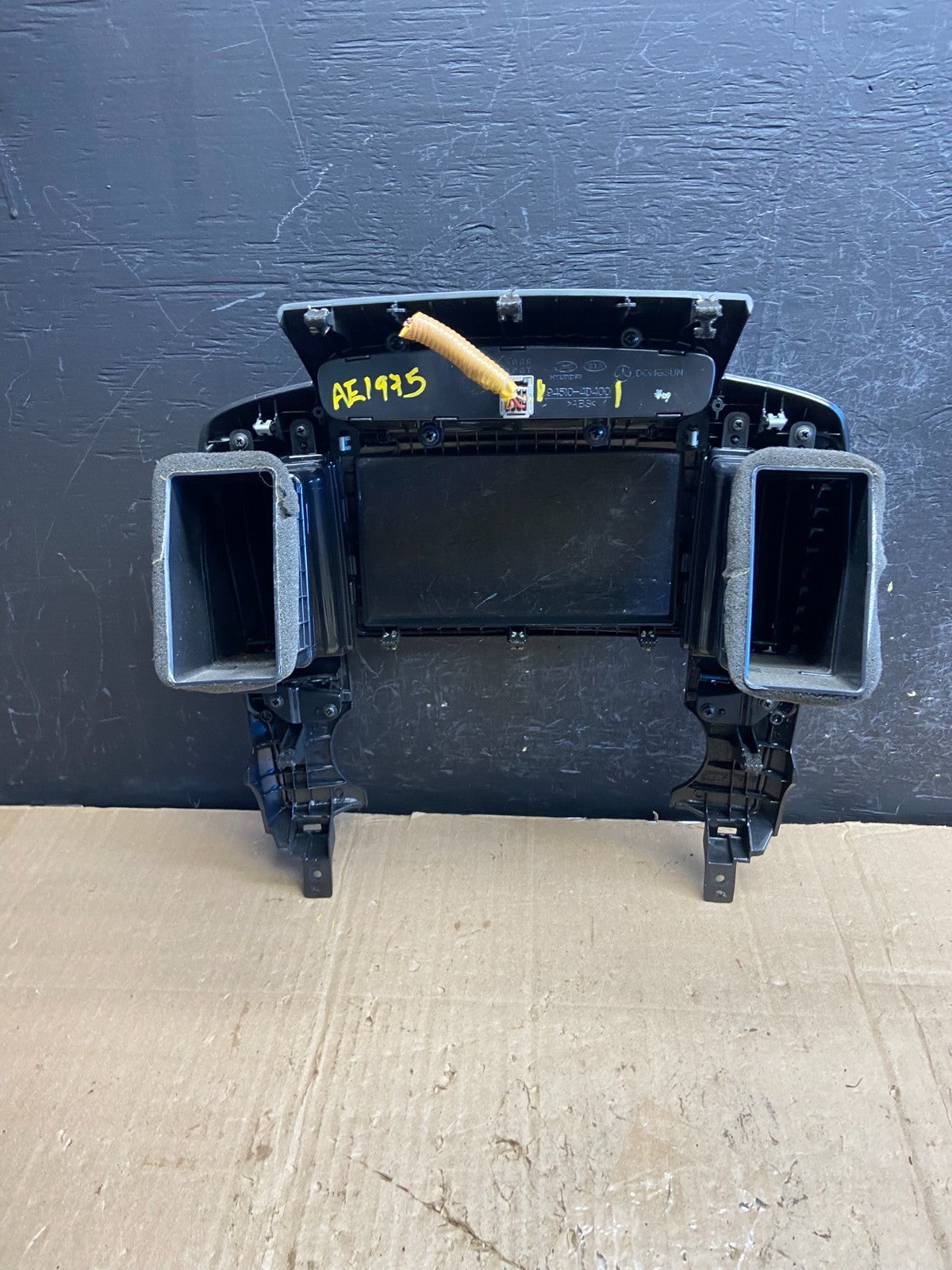 2006-2012 Hyundai Entourage Sedona Center Radio Clock Bezel Air Vent AE1975 DG4