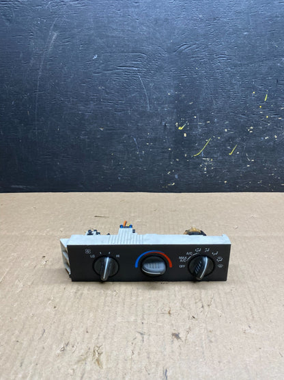 2001 - 2007 GMC Chevrolet Express 1500 Climate Control A/C T4638 DG0