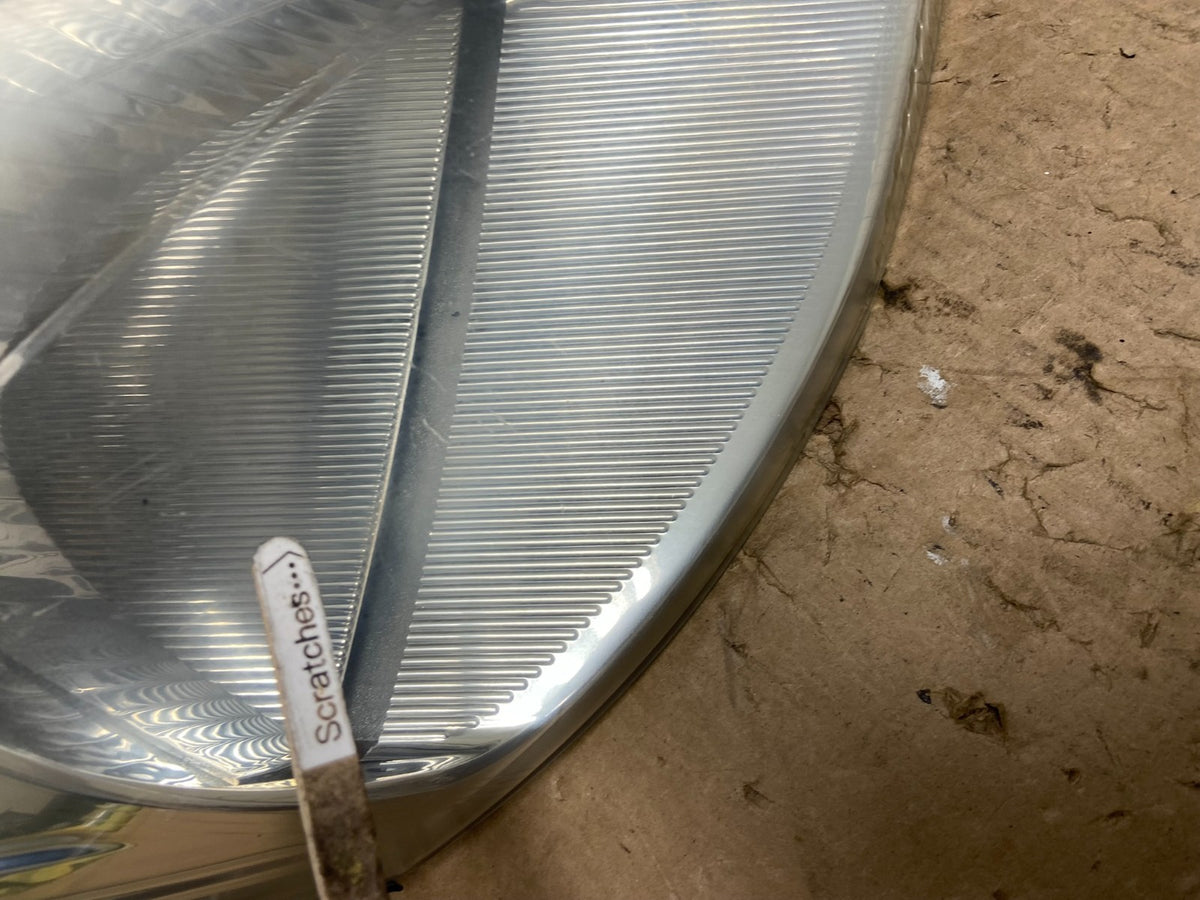 2000 to 2002 Ford Focus Left+Right Set Halogen Headlights AF8333 DW3