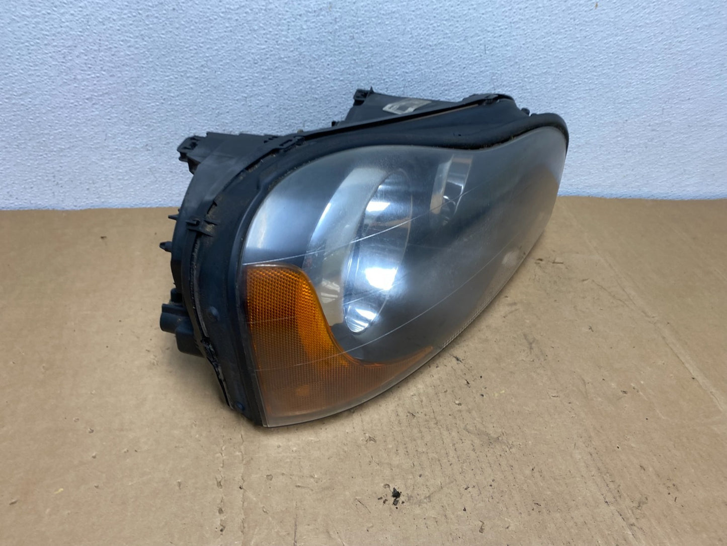 2003 to 2006 Volvo XC90 Right Passenger Rh Side Headlight Halogen AC8561 DW2