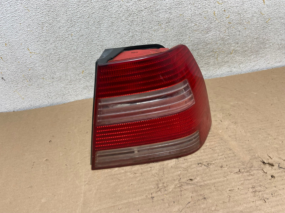 2004 to 2005 Volkswagen Jetta Right Passenger RH Side Tail Light AI0970 LK0