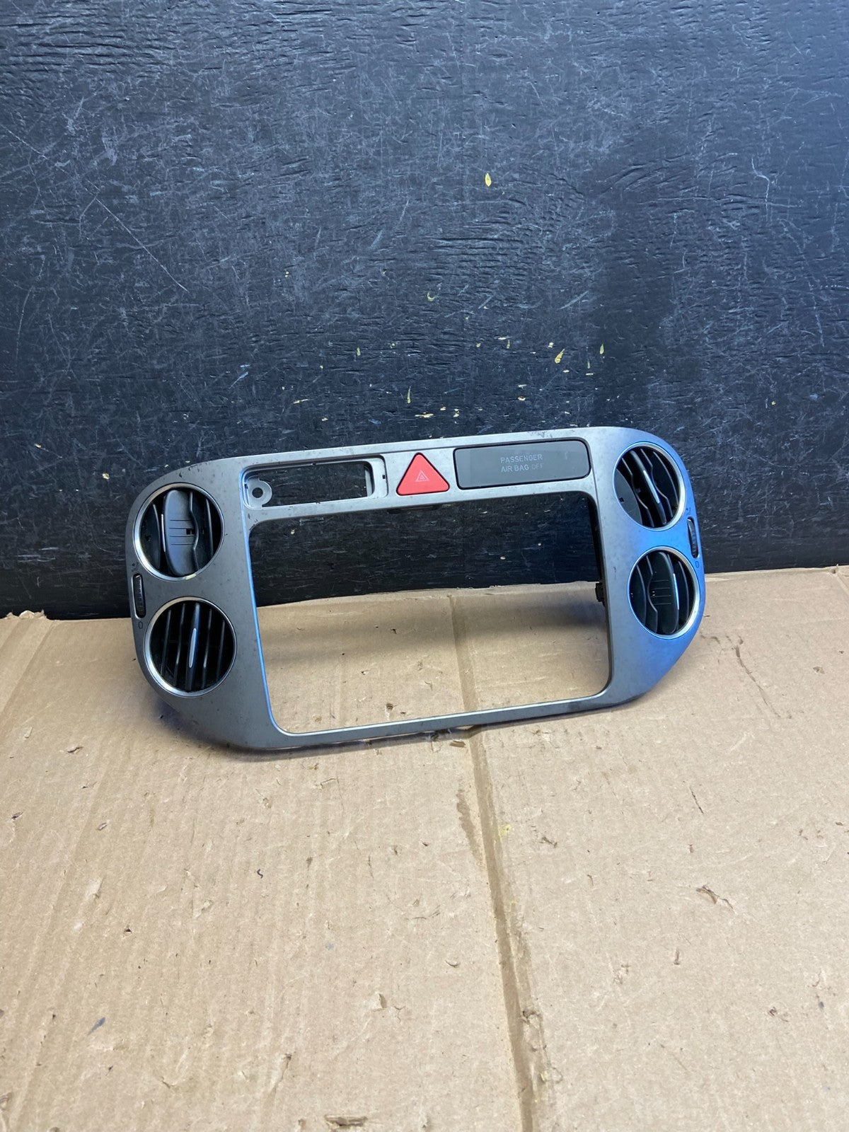 2009 2010 2011 Volkswagen Tiguan Center Dash Radio Bezel Trim AH5674 DG0