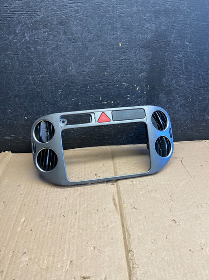 2009 2010 2011 Volkswagen Tiguan Center Dash Radio Bezel Trim AH5674 DG0