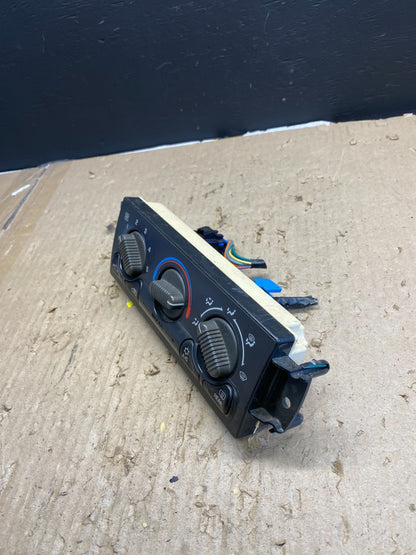 1999 to 2002 Chevrolet Silverado HVAC Heater Climate Control Module AB5697 DG2
