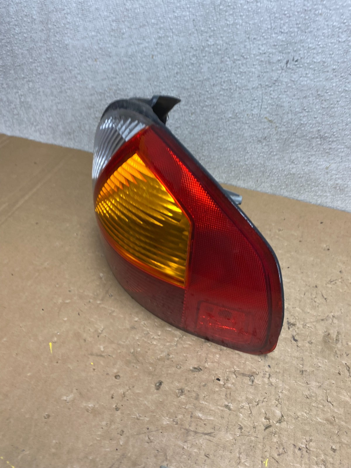 2001 to 2004 Hyundai Santa Fe Right Passenger Rh Tail Light V5813 DW1