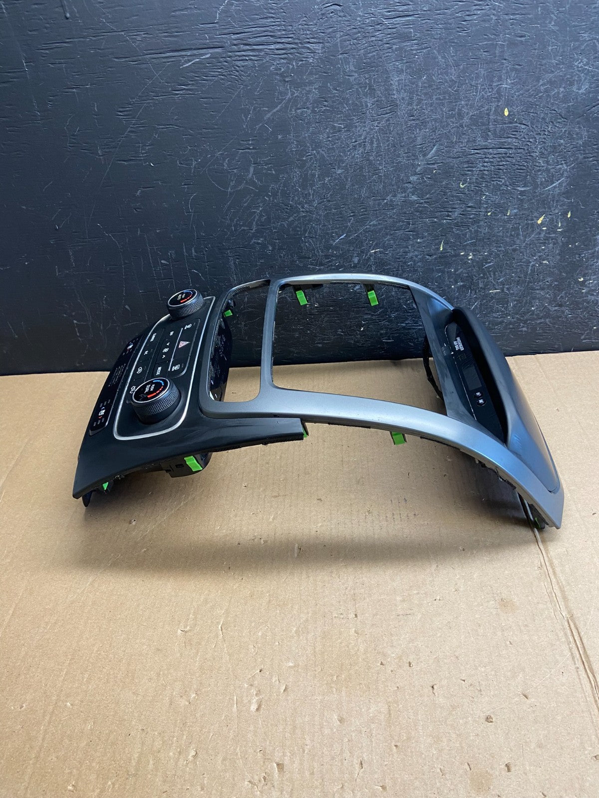 2014 2015 Kia Sorento Center Radio Climate Control Clock Trim Heat Seat ae44262