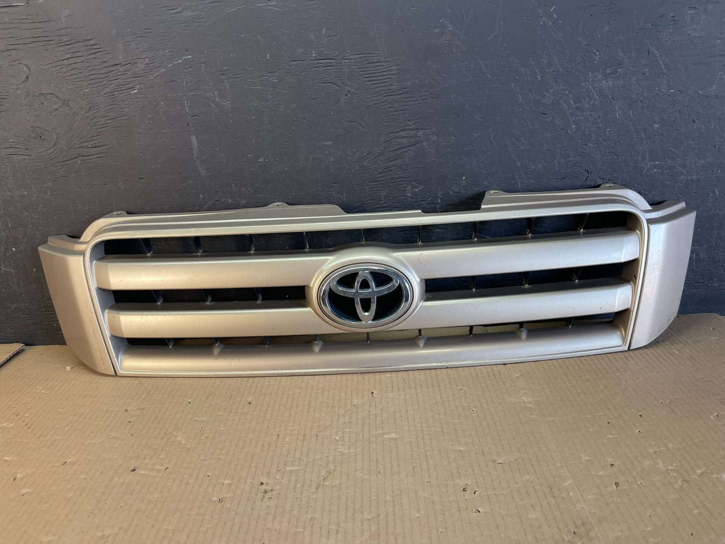 2001 - 2003 Toyota Highlander Front Upper Grille Grill With Emblem AE3746 DG0